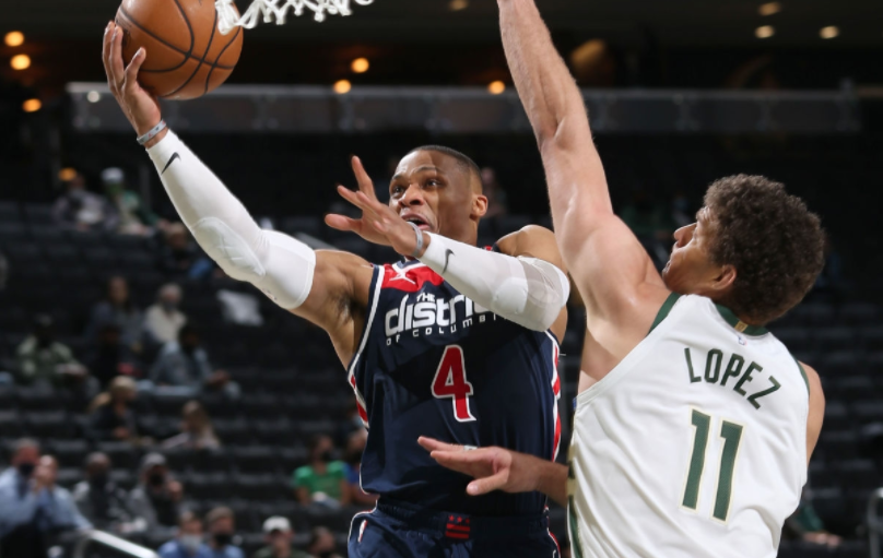  字母哥三双助雄鹿横扫热火  